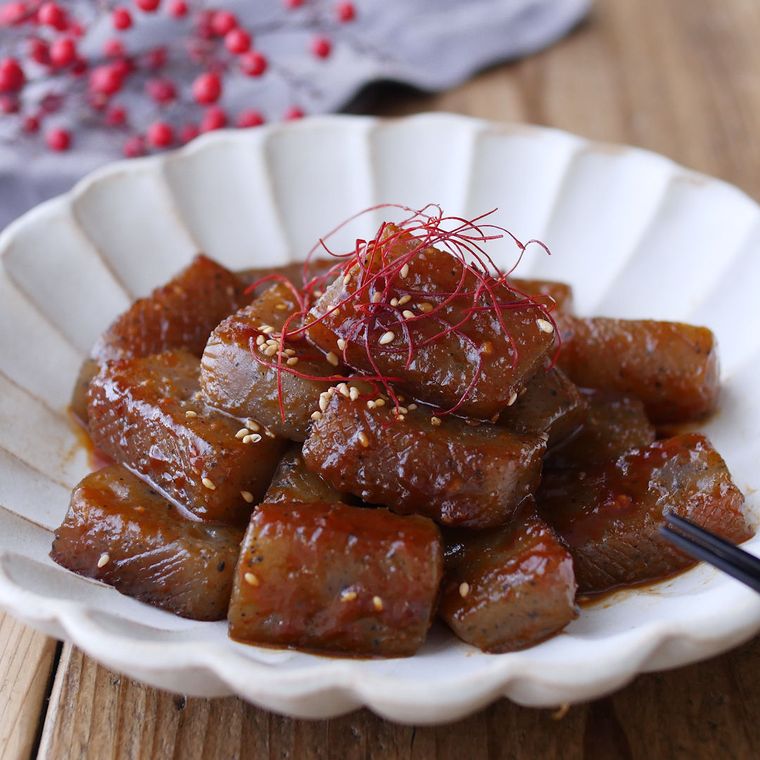 白い皿に盛り付けられた、こんにゃくのコチュジャン煮