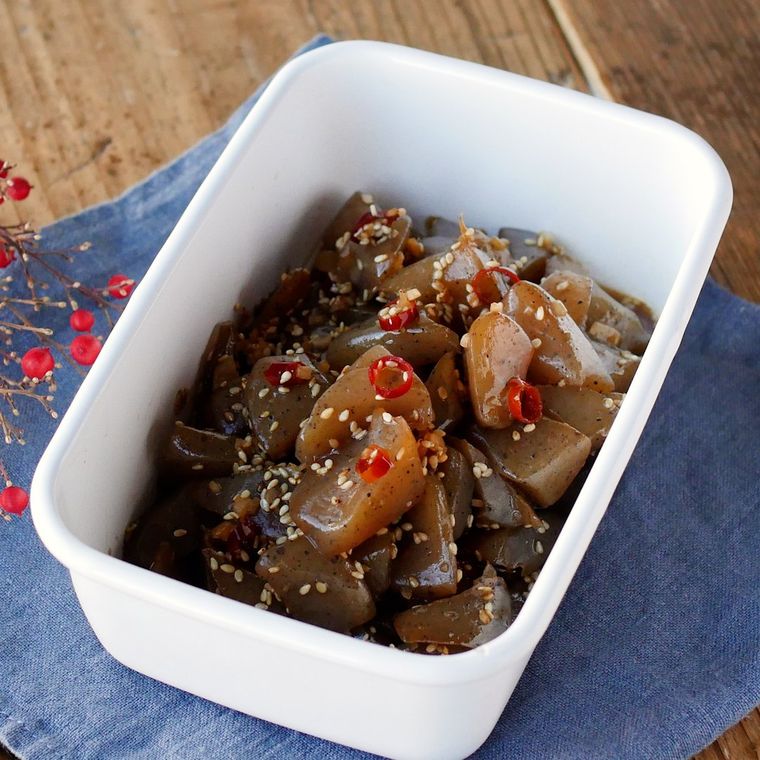 白い保存容器に入ったこんにゃくのピリ辛炒め