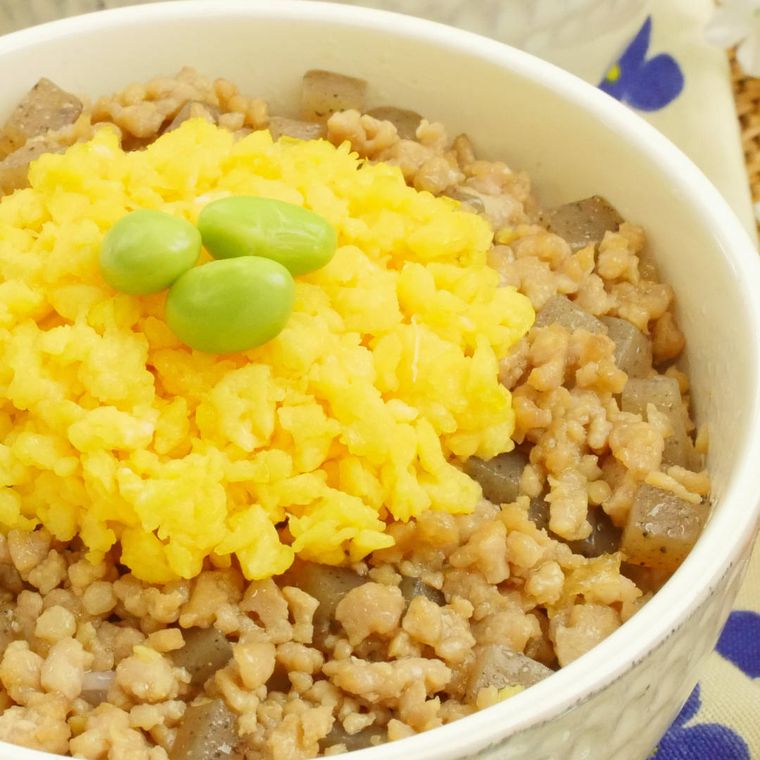 白い丼に盛り付けられた、こんにゃくそぼろ丼