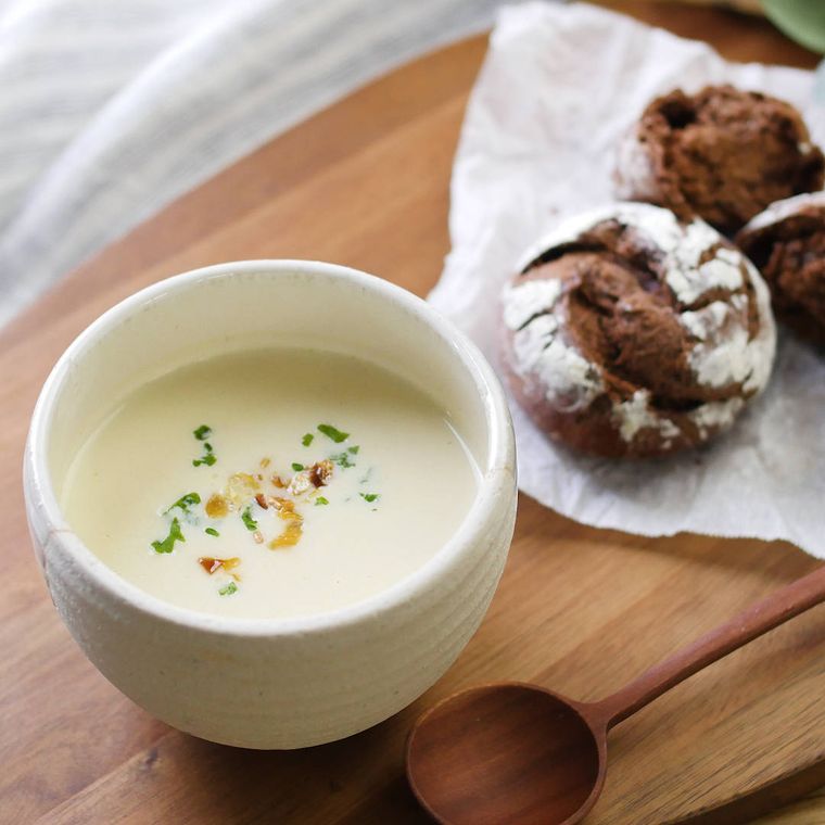 白い器に入った豆乳ポタージュとパン