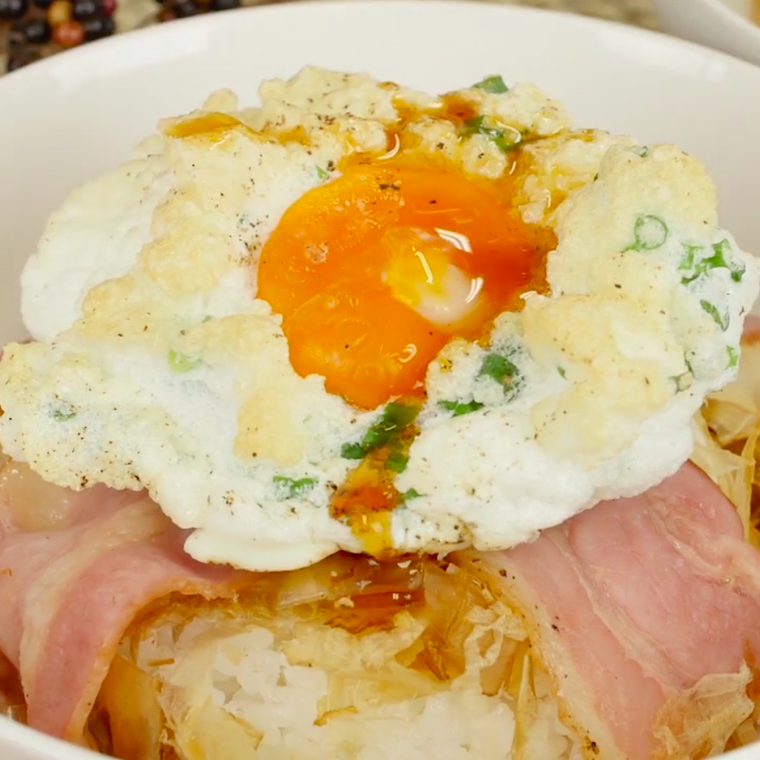 器に盛りつけられたエッグインクラウド卵かけご飯