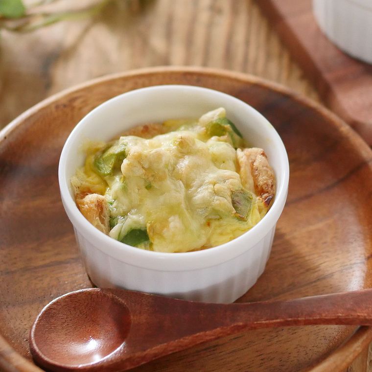 ココット皿に盛りつけられた油揚げキッシュ