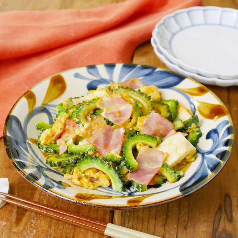 柄物の皿に盛りつけられたベーコンのゴーヤチャンプルー