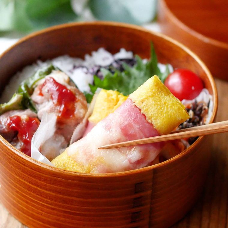 わっぱのお弁当箱に盛りつけられたチーズベーコンエッグ