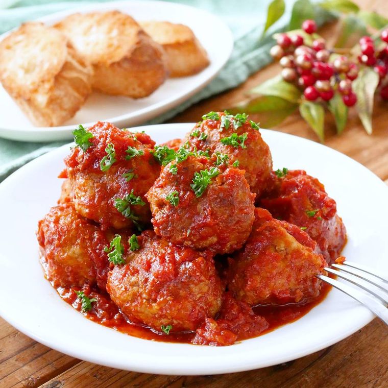 白い皿に盛りつけられたミートボールとフランスパン