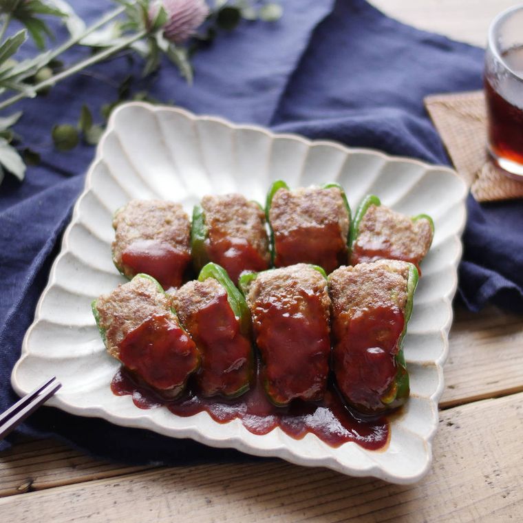 白い皿に盛りつけられたピーマンの肉詰め