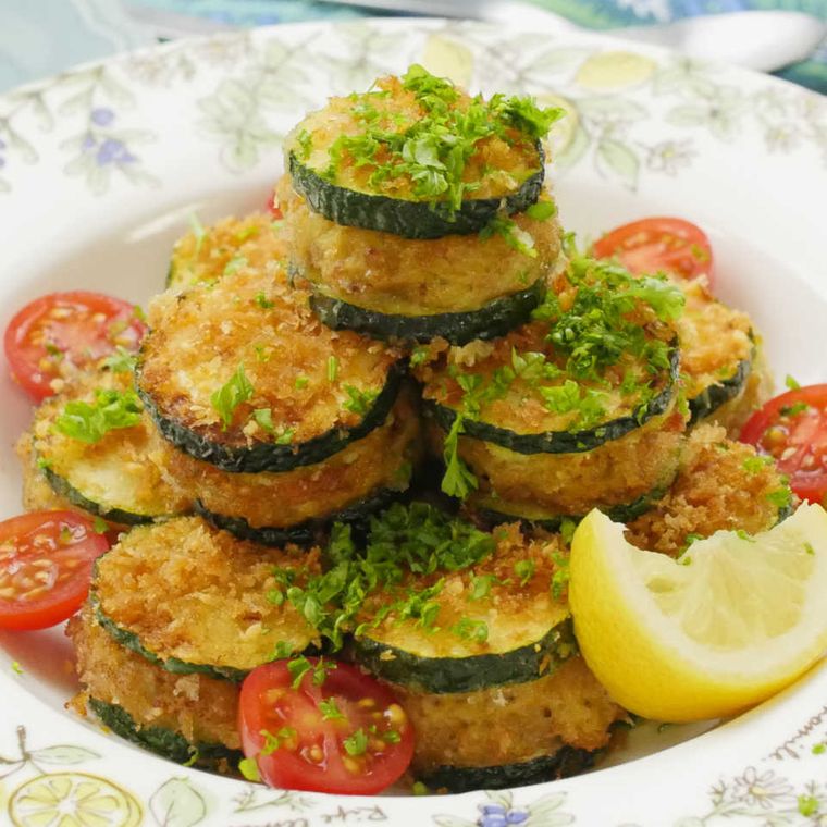 柄物の皿に盛りつけられた鶏ひき肉とズッキーニのパン粉焼き