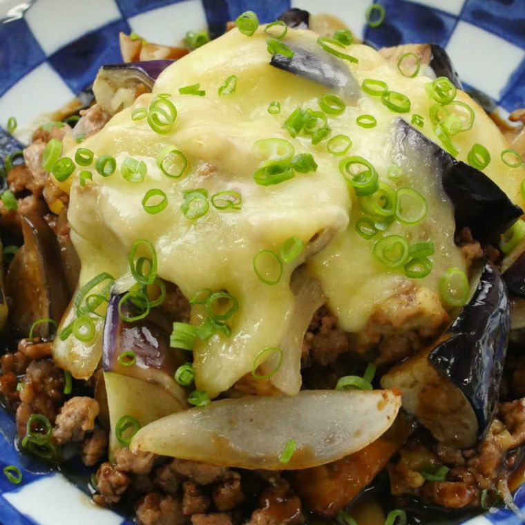 皿に盛りつけられた なすとひき肉のウスターソース炒め