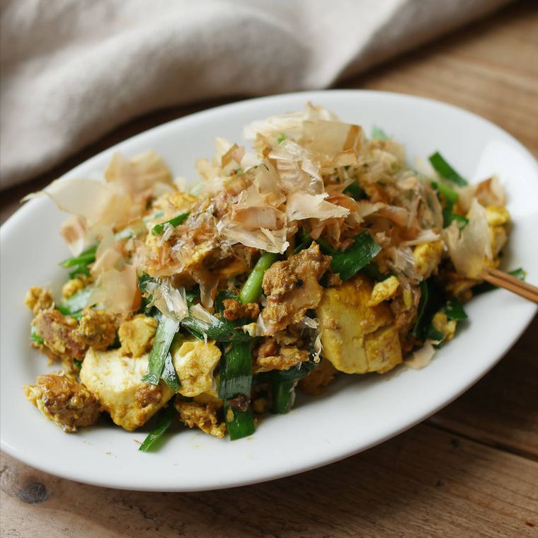 白色の楕円の皿に盛られたさば缶カレーチャンプルー