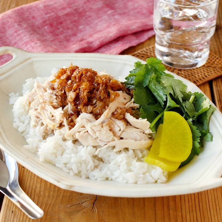 器に盛りつけられた鶏肉飯に水が添えられている