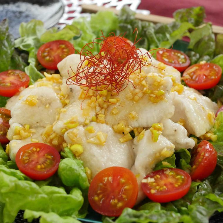 鶏むね肉のしっとり水晶鶏にレタスとミニトマトが添えられている