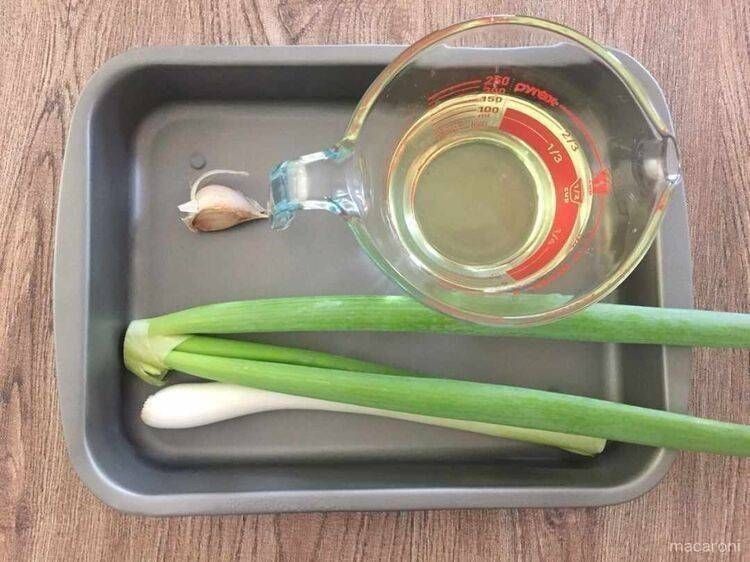 テーブルに並んだネギ油の材料