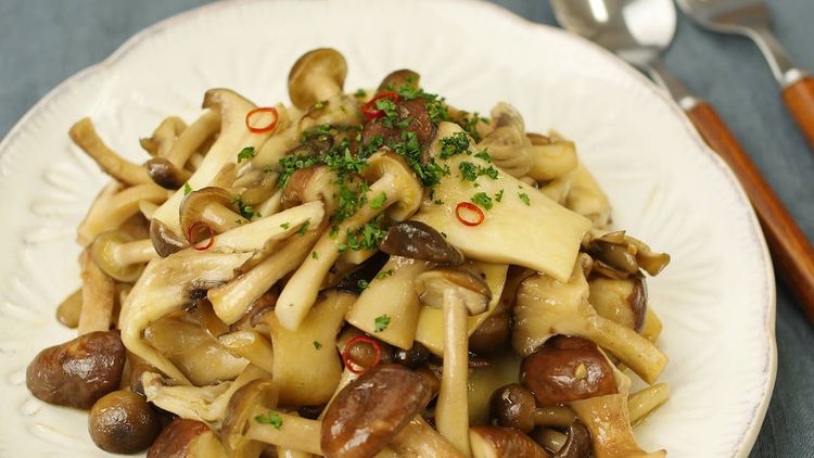 ごはんが止まらない ピリッと絶品 きのこの炒め物 Macaroni