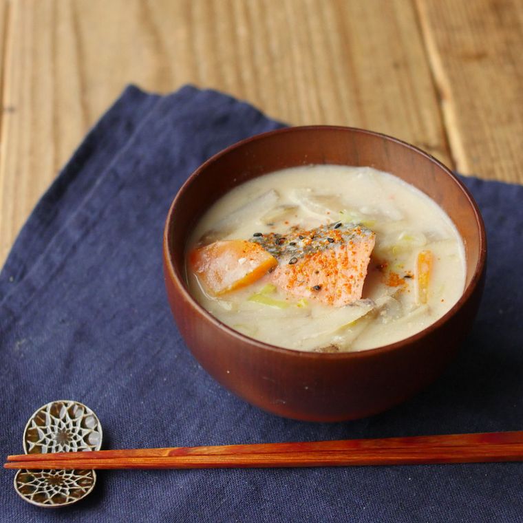 お椀によそった鮭と根菜の酒粕汁