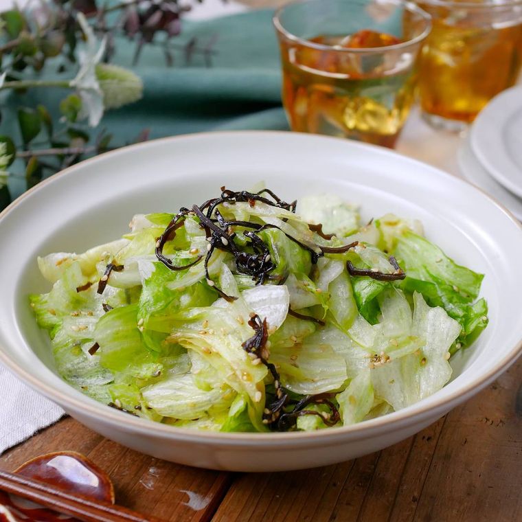 白い皿に盛られたレタスの即席漬け