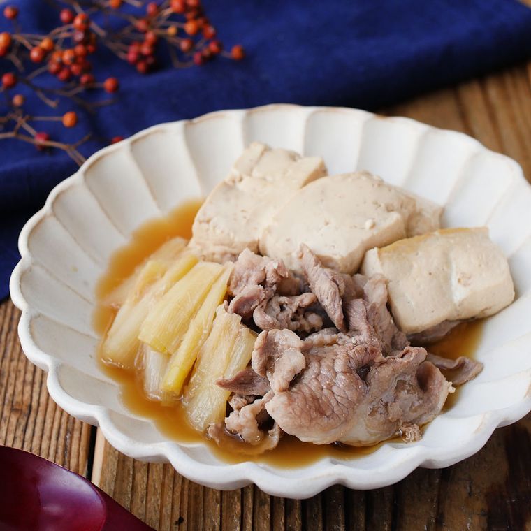 白い花皿に盛り付けた肉豆腐