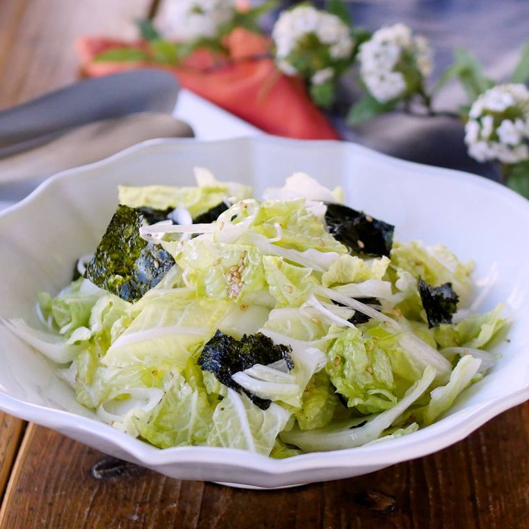 白い器に盛り付けられた白菜のチョレギサラダ