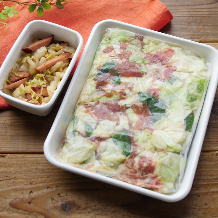 保存容器に入った豚こまみそ炒めと白菜の中華サラダ