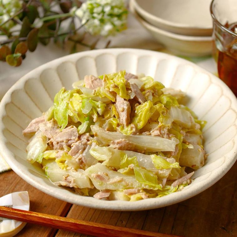 白い皿に盛り付けられた白菜とツナのマヨポンサラダ