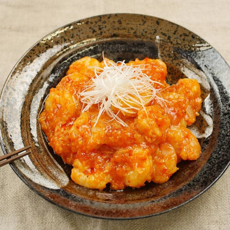 黒い皿に盛られたエビチリ