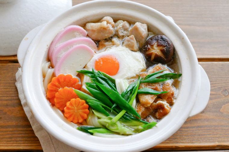 具材がたくさんのっている鍋焼きうどん