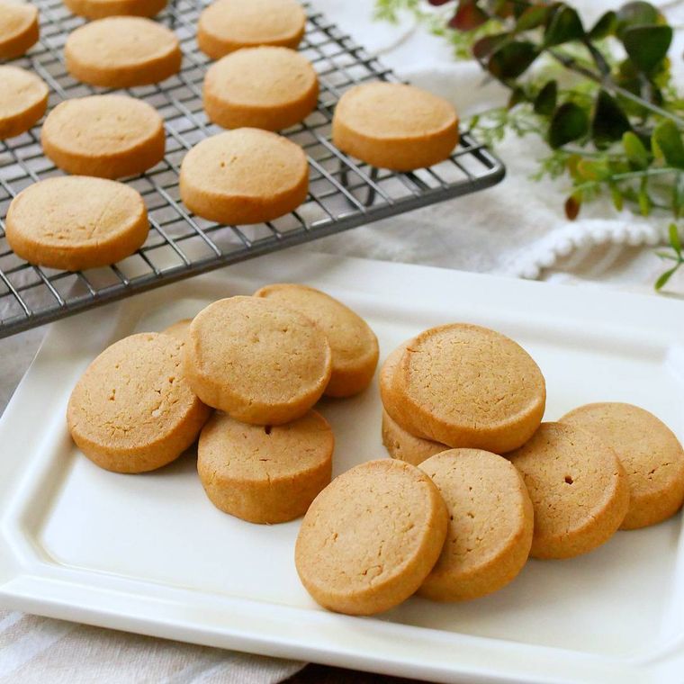 ケーキクーラーと白い皿にそれぞれ置かれたきなこクッキー