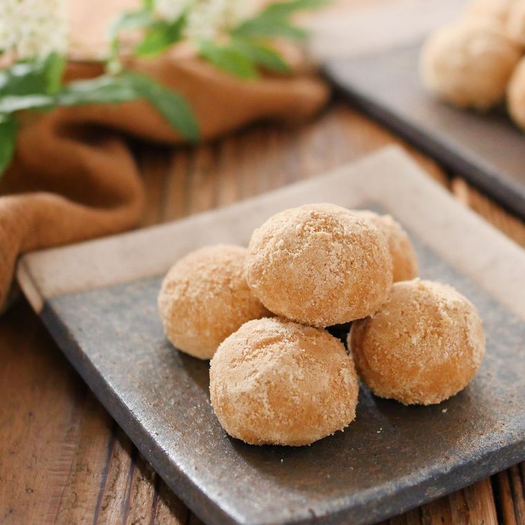 和風の皿に盛りつけられたきなこスノーボール