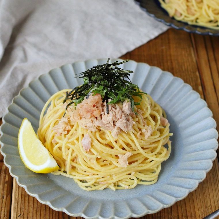灰色の皿に盛られたツナマヨ明太パスタ