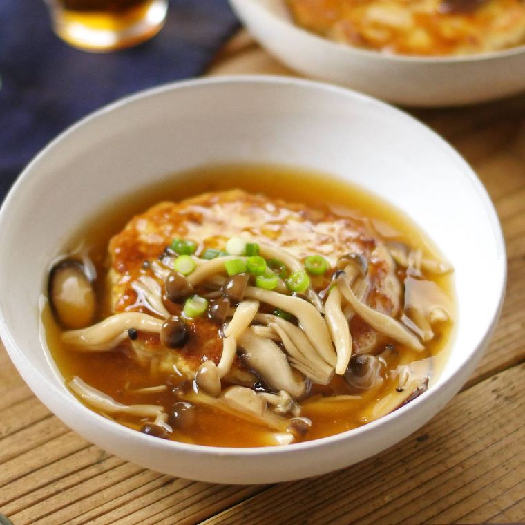 白い器に盛り付けたきのこたっぷりあんかけ豆腐ハンバーグ