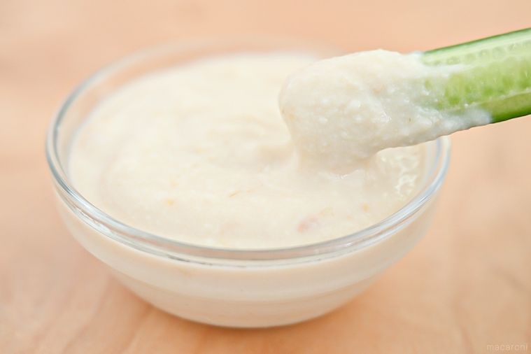 豆腐のクリームディップをつけたきゅうり
