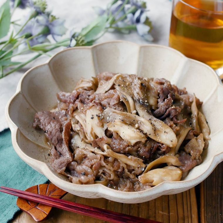 白い皿にのせた牛肉と舞茸のオイスター炒め