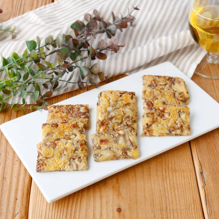 白い角皿にのせた舞茸のカリカリチーズ焼き