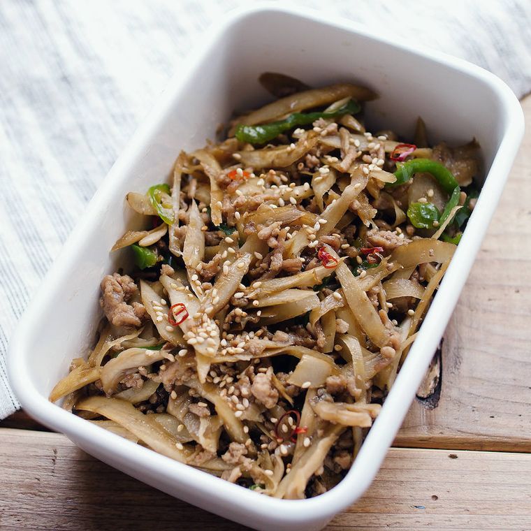 琺瑯の保存容器に入れたごぼうと舞茸のそぼろきんぴら