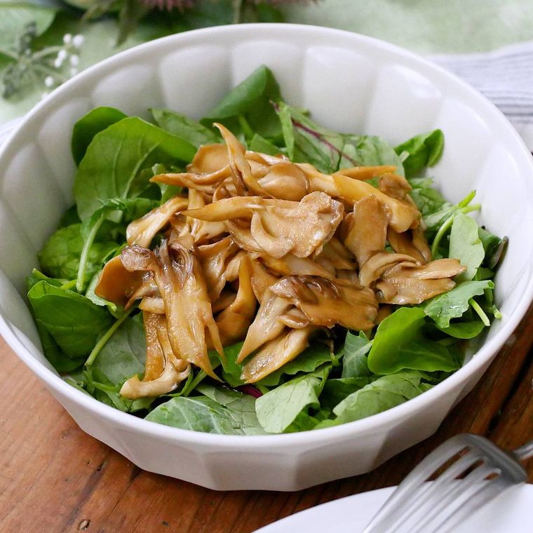 白いまるい皿にのせた焼き舞茸のサラダ