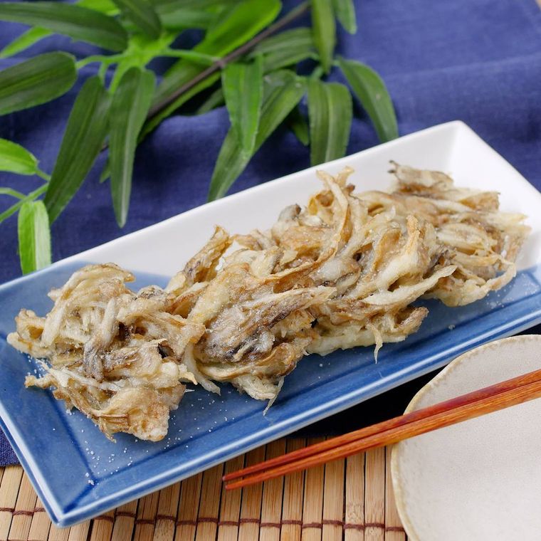 青い角皿にのせた舞茸のかき揚げ