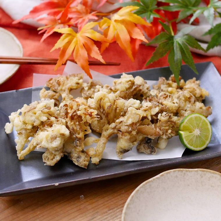 黒い平皿にのせた舞茸の天ぷら