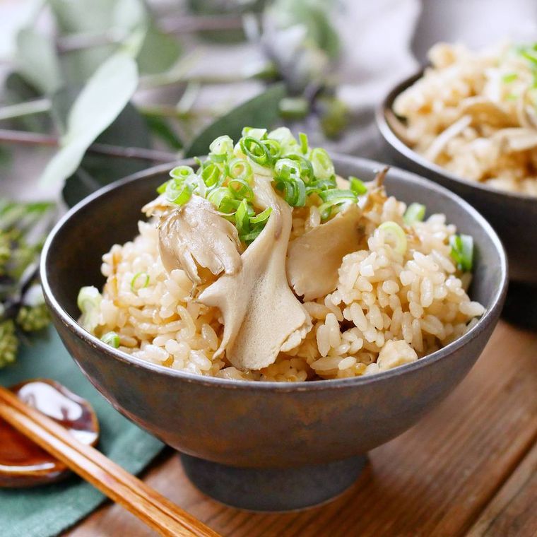 黒い茶碗にもった舞茸の炊き込みごはん