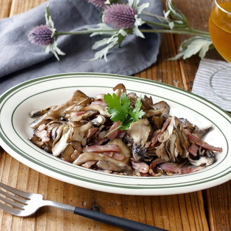 白いオーバル皿にのせた舞茸とベーコンのガーリック炒め