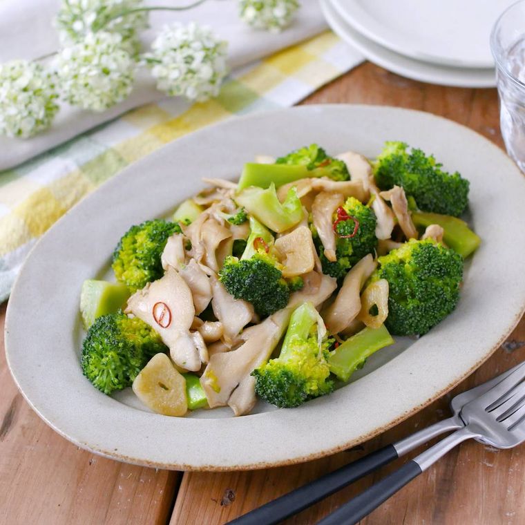 白いオーバル皿にのせた舞茸とブロッコリーのガリバタソテー