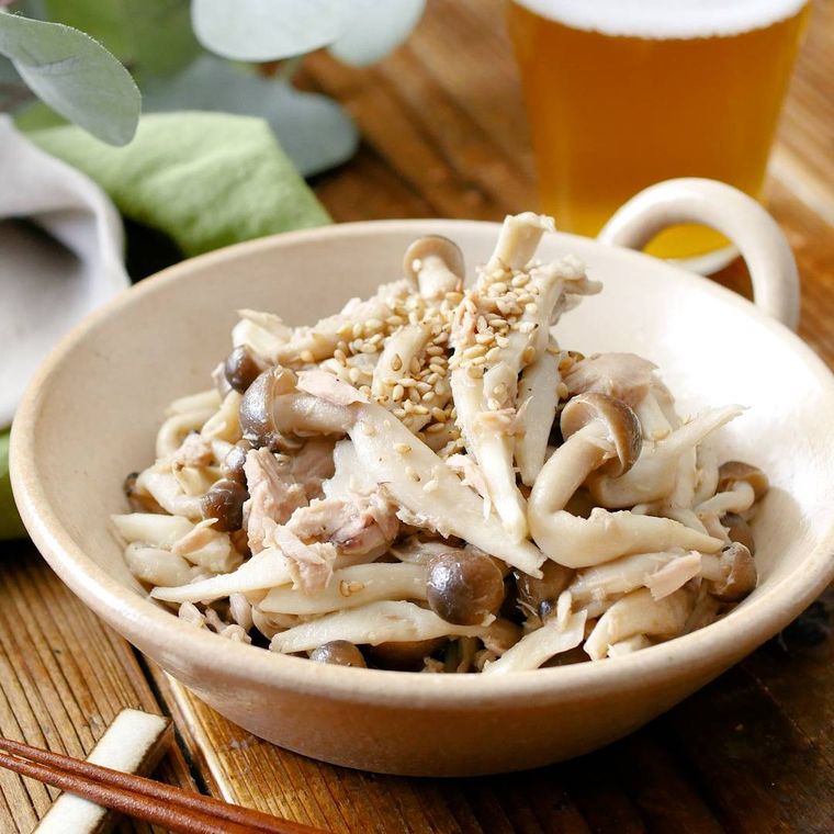 白い皿にのせたやみつき無限舞茸