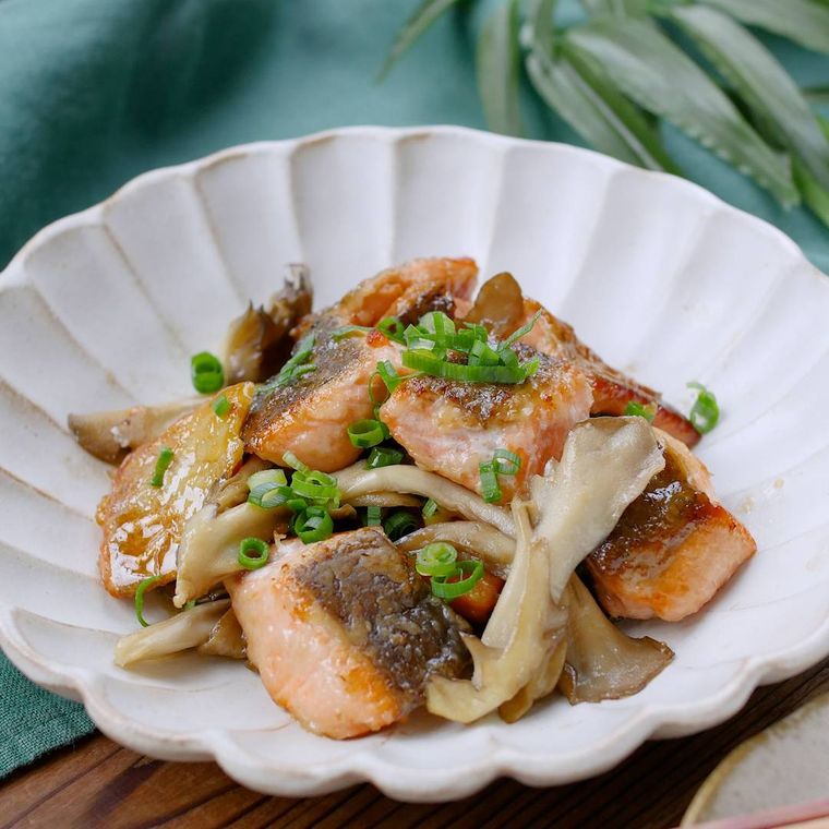 白い皿にのせた鮭と舞茸のめんつゆバター炒め