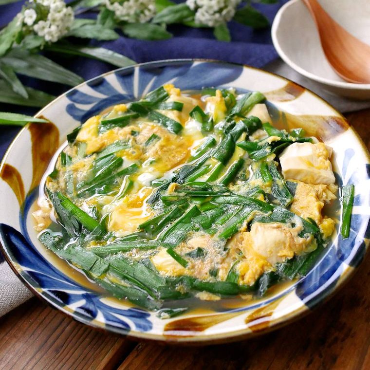 やちむんに盛り付けた中華風ニラ玉豆腐卵とじ