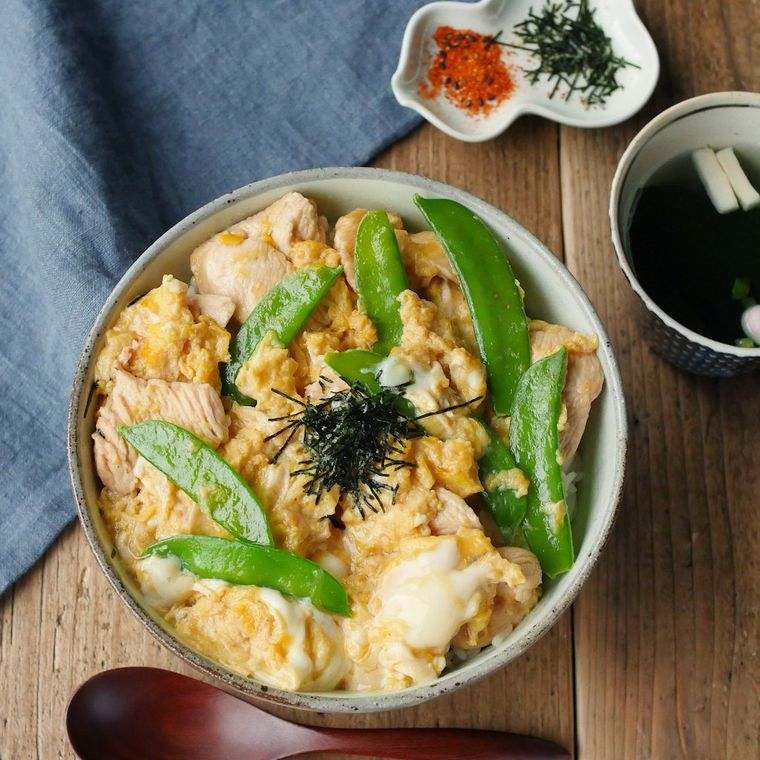 さやえんどうと鶏むね肉の卵とじ丼と、木製のレンゲ