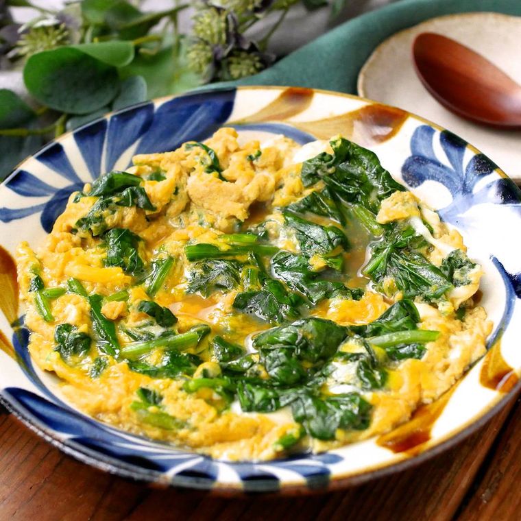 やちむんに盛り付けた卵たっぷりほうれん草の卵とじ