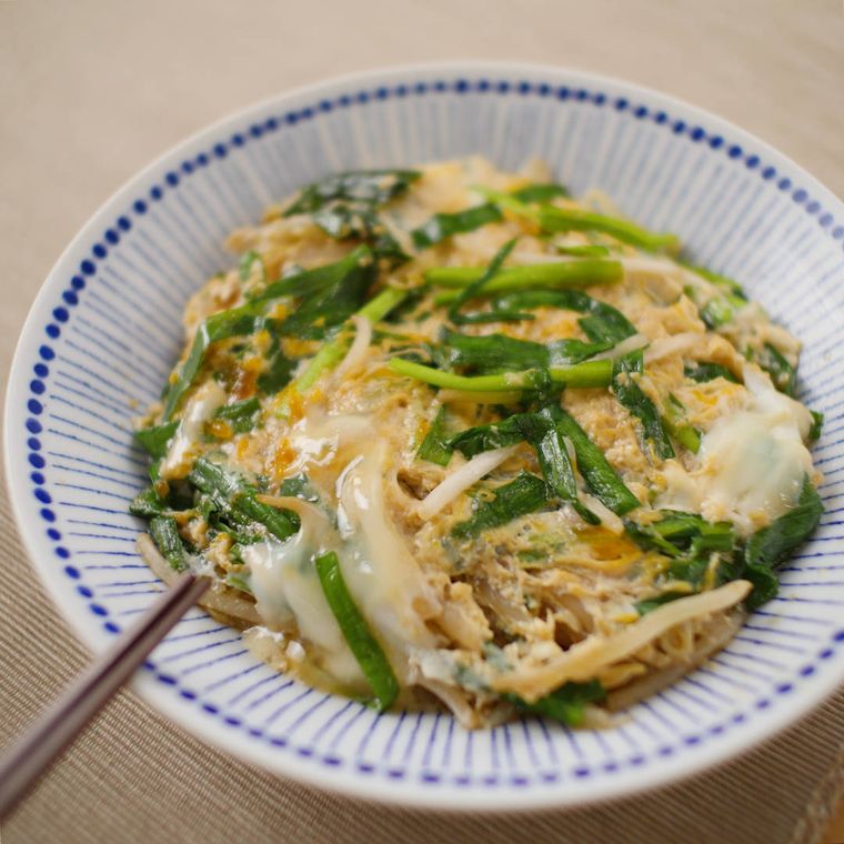 十草模様の器に盛り付けたもやしとニラのとろっと卵とじ