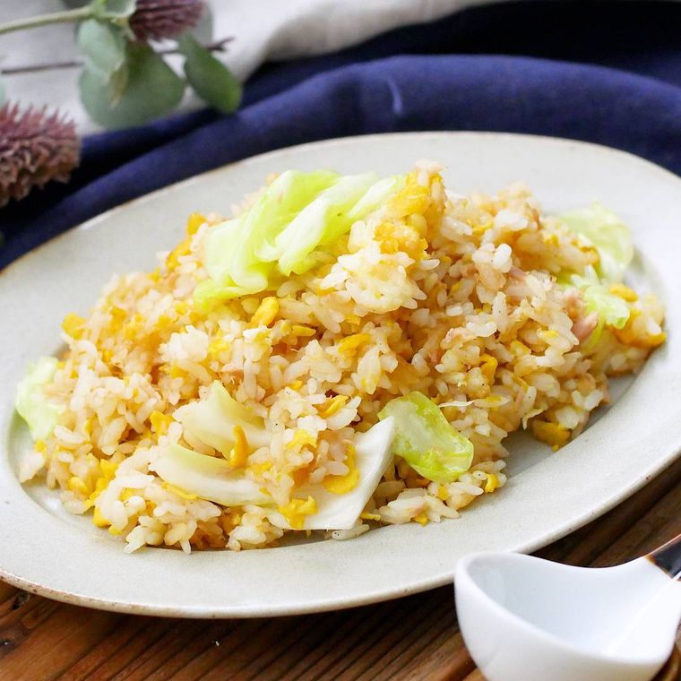 白い皿にのったキャベツとツナ缶のチャーハン