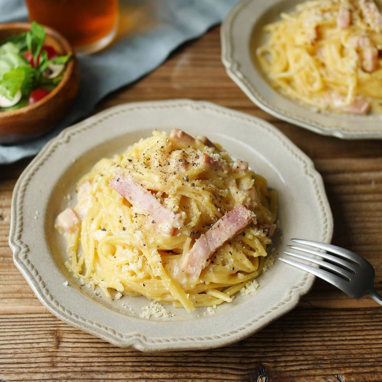 ベージュの皿にのった濃厚ワンパンカルボナーラ