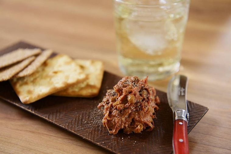 納豆とコンビーフの発酵ディップにクラッカーとハイボールを合わせた様子