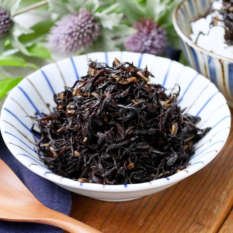 ストライプ模様の小鉢に盛りつけられたひじきとじゃこのふりかけ