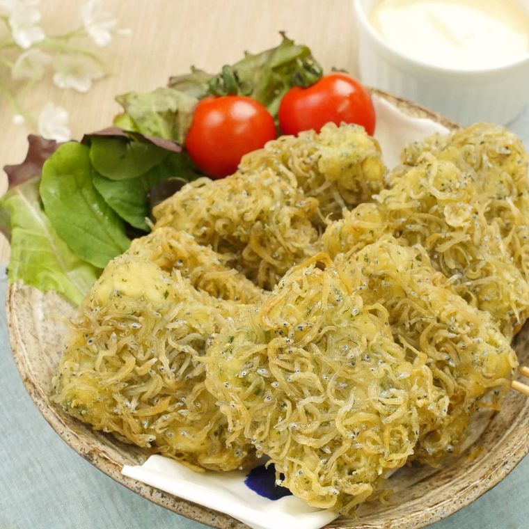 石目肌の皿に盛りつけられたカリカリじゃこの豆腐揚げとつけ合わせ